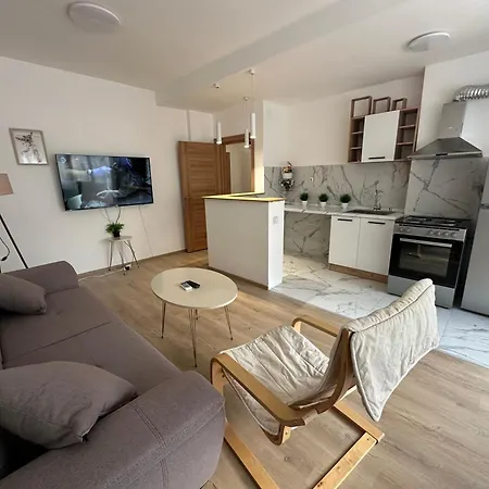 Ira's Square 2 Bedroom Free Parking Апартаменти *