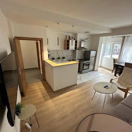 Ira's Square 2 Bedroom Free Parking * Skopje