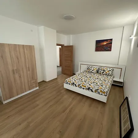 Ira's Square 2 Bedroom Free Parking * Скоп'є