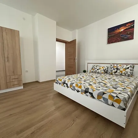 Ira's Square 2 Bedroom Free Parking Апартаменти