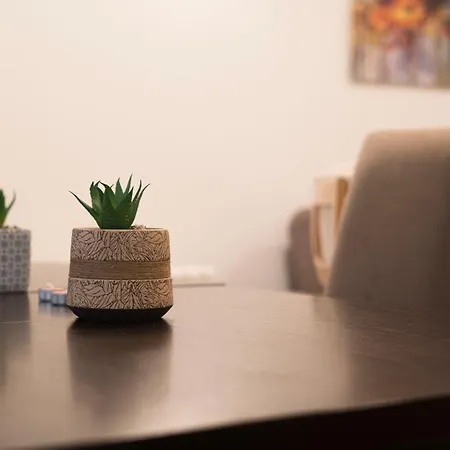 Ira's Square 2 Bedroom Free Parking Апартаменти