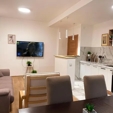 Ira's Square 2 Bedroom Free Parking * Skopje