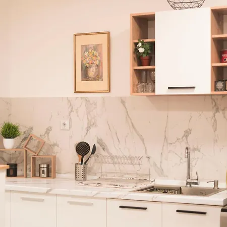 Апартаменти Ira's Square 2 Bedroom Free Parking