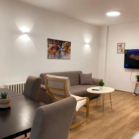 Апартаменти Ira's Square 2 Bedroom Free Parking *