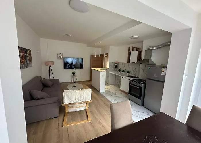 Ira's Square 2 Bedroom Free Parking Apartment *