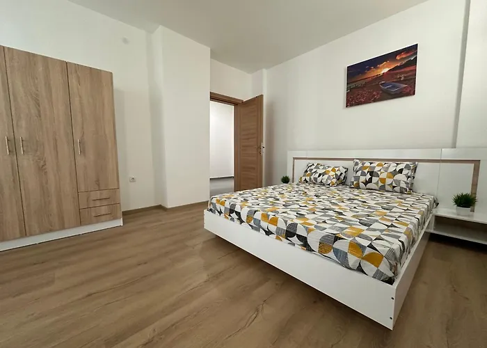 Ira's Square 2 Bedroom Free Parking Apartment